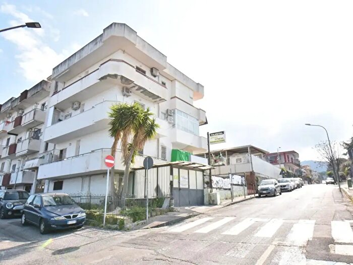 Appartamento quadrilocale in vendita in Via E Caruso, Pollena Trocchia