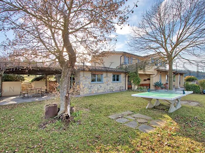 Casa con 8 locali in vendita in Arezzo