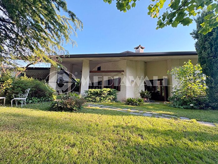 Casa con 8 locali in vendita in Roveredo In Piano