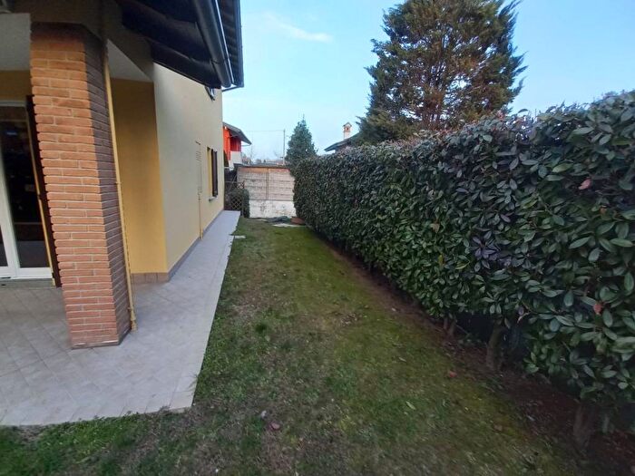 Appartamento trilocale in affitto in Via Edmondo De Amicis, Centro, Mornago
