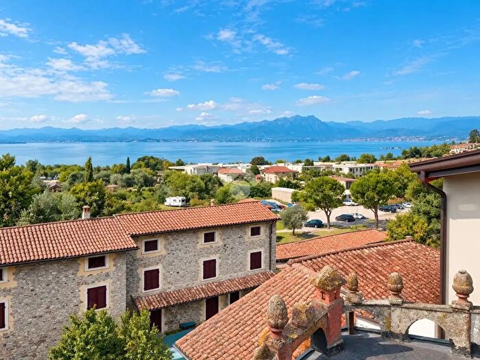 Casa con 8 locali in vendita in Via Castello, Lazise