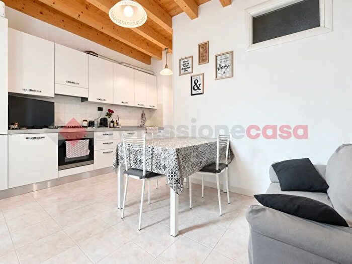 Appartamento bilocale in affitto in Via Torri, Verona