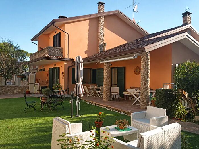 Casa con 6 locali in vendita in Collesalvetti