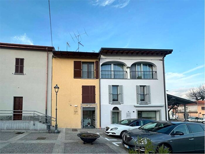 Appartamento bilocale in affitto in Piazza LIbertà, Ternate