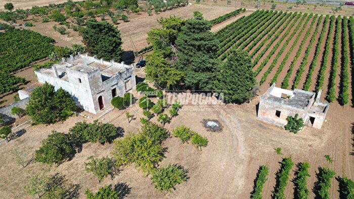 Casa con 10 locali in vendita in Via Stazione Tenuta, Salice Salentino