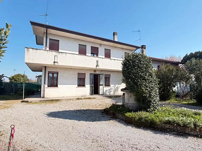 Casa quadrilocale in vendita in Piacenza DAdige