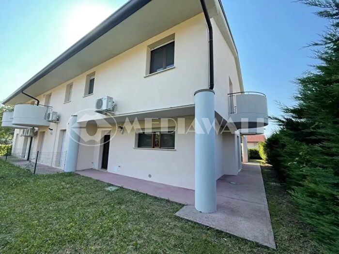 Casa con 7 locali in vendita in Maniago