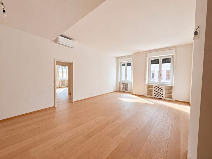 Appartamento quadrilocale in affitto in Via Cino del Duca, San Babila, Milano