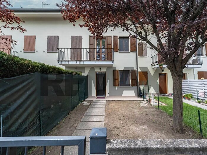 Casa con 6 locali in vendita in Via Mozambico, Portomaggiore