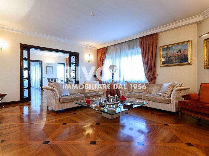 Appartamento con 6 locali in affitto in Piazza Stefano Jacini, Vigna Clara Vigna Stelluti, Roma