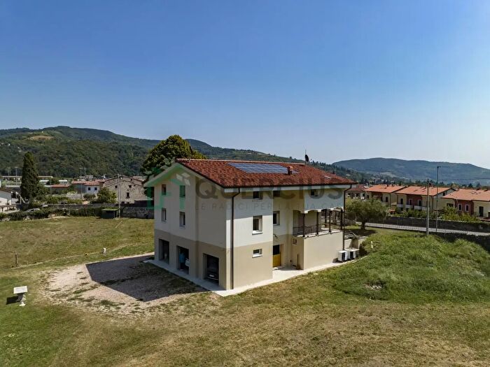 Casa con 10 locali in vendita in Via Sorio, Tregnago