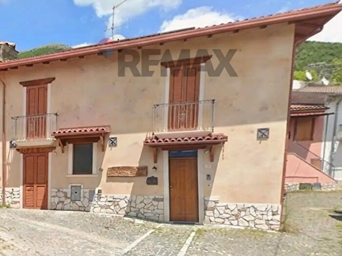 Casa con 6 locali in affitto in Via Villa Re Snc, Pizzoli