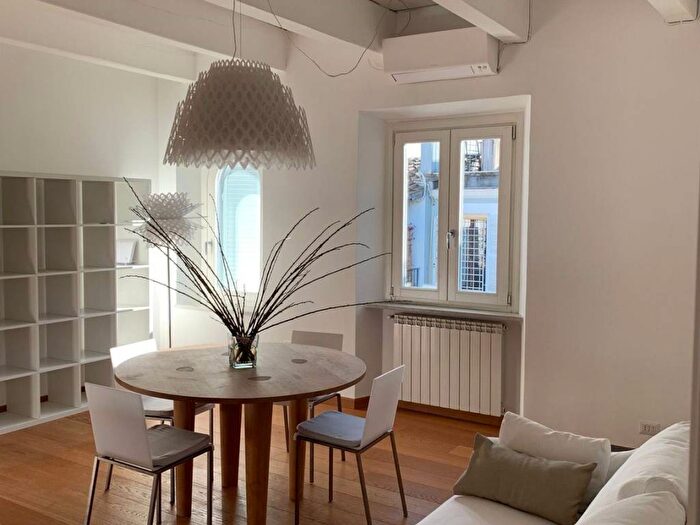 Casa quadrilocale in affitto in Piazza del Monte di Pietà, Campo de Fiori, Roma