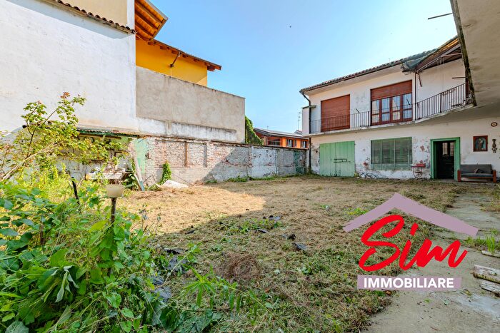 Casa con 8 locali in vendita in Via Cavour Snr, Borgolavezzaro