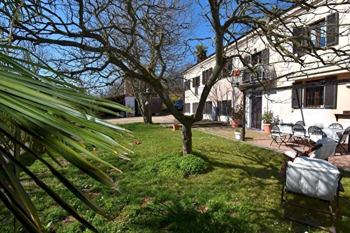 Casa con 10 locali in vendita in Via San Pietro, Mongardino