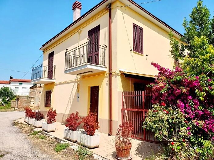 Casa con 6 locali in vendita in Giuliano Teatino