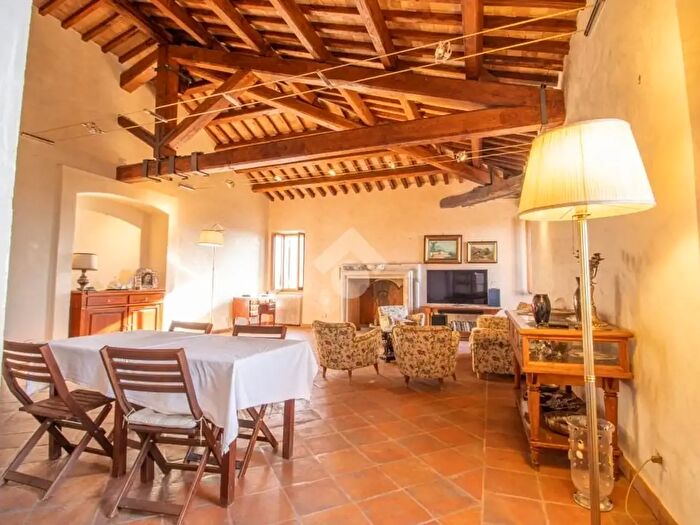 Appartamento con 6 locali in vendita in Via Orazio Massari, Casperia