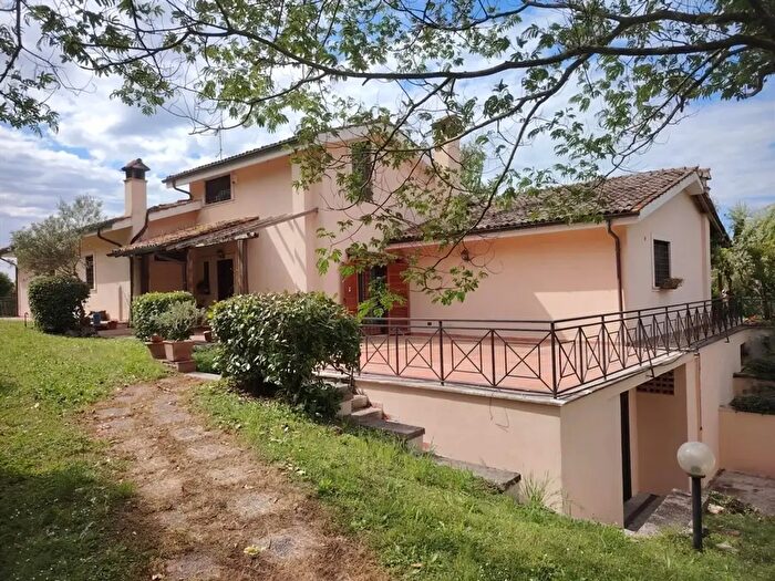 Casa con 6 locali in vendita in Via Privata Antonio De Curtis, Rignano Flaminio