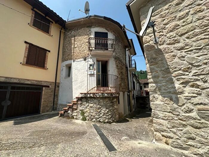 Casa trilocale in vendita in Contrada Pretara, Isola Del Gran Sasso D'Italia