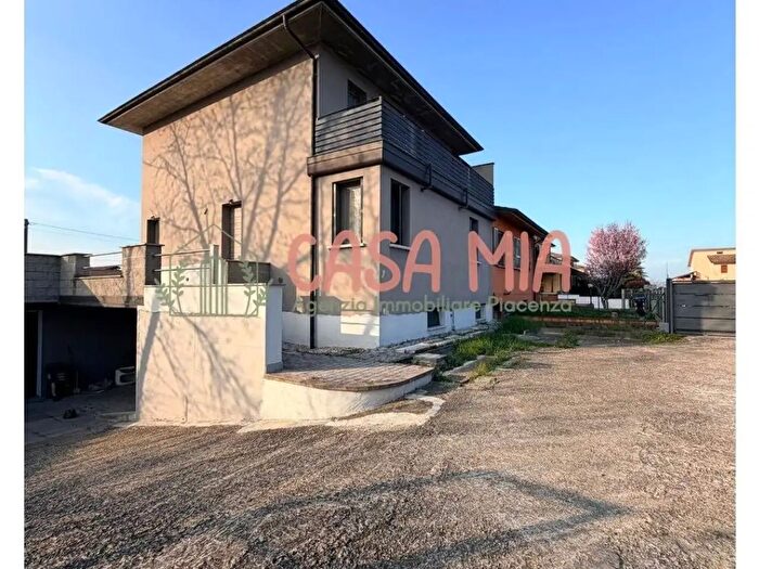 Casa quadrilocale in vendita in Località Bossina, Calendasco