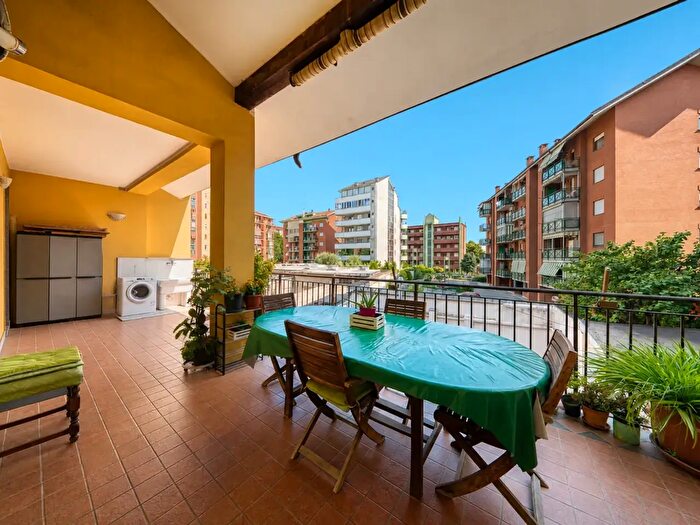 Appartamento con 6 locali in vendita in Via Postumia, Torino