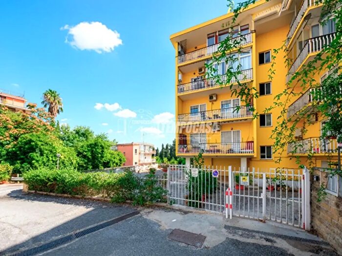 Appartamento bilocale in vendita in Via dei Due Ponti a, Roma