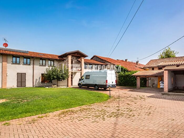 Casa con 10 locali in vendita in Via San Ciriaco, Genola
