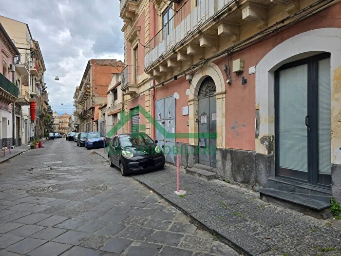 Appartamento trilocale in vendita in Via Santa Maria dellAiuto, Catania