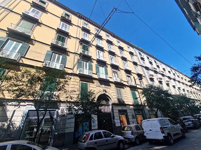 Appartamento con 5 locali in vendita in Via Duomo, Napoli