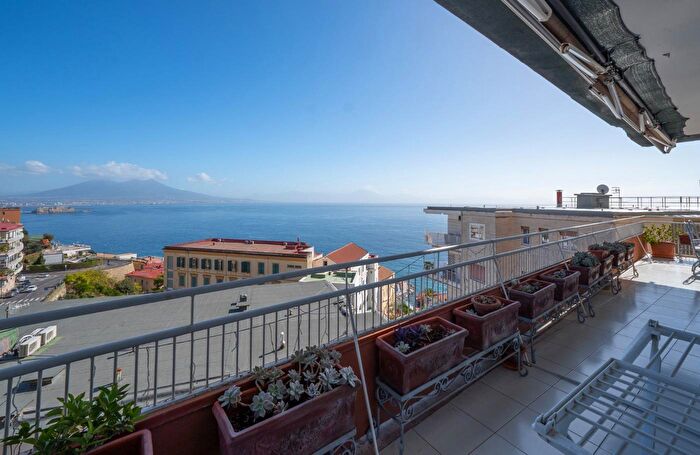 Appartamento con 6 locali in vendita in Via Francesco Petrarca, Napoli