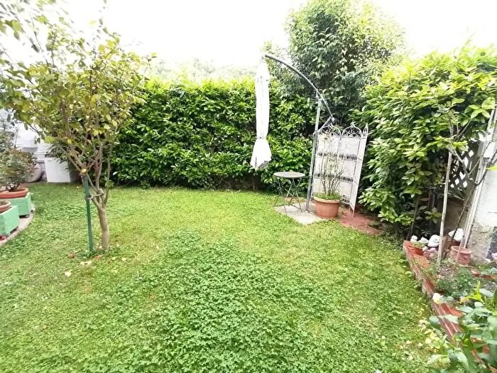 Casa con 5 locali in vendita in Luni