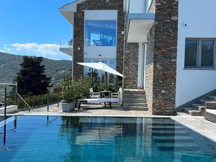 Casa trilocale in affitto in Via Rangè, Collina Centrale Parco Fuor del Vento, Alassio