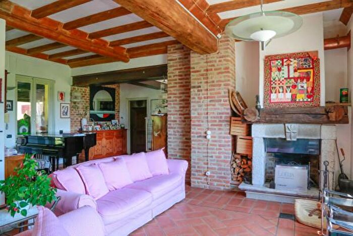 Casa con 6 locali in vendita in Lardirago