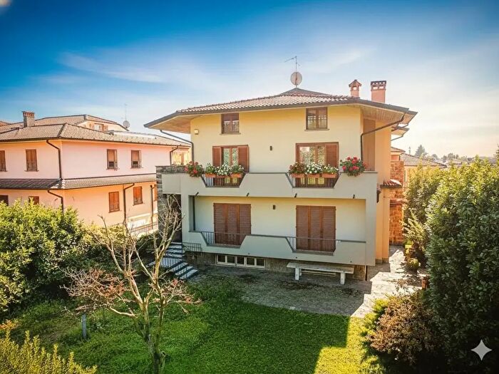 Casa in vendita in Via Adro, Capriolo