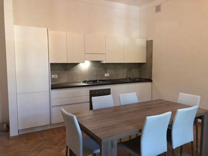 Appartamento con 5 locali in affitto in Viale Martiri della Libertà, Viali, Modena