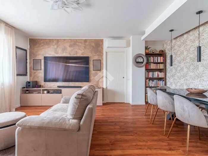 Appartamento trilocale in vendita in Via Francesco Crispi, Trezzano Sul Naviglio