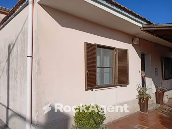 Casa con 6 locali in vendita in Via Carrara, Latina