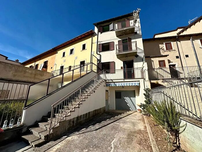 Casa con 5 locali in vendita in Via del Peschione, Caporciano