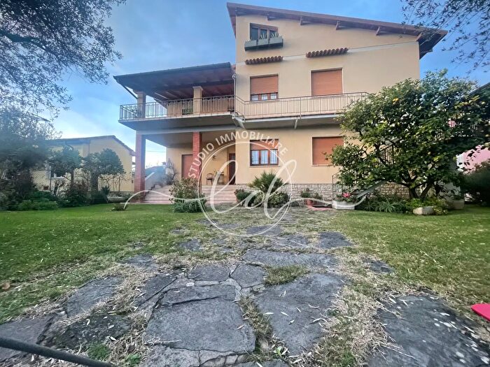 Casa con 11 locali in vendita in Seravezza