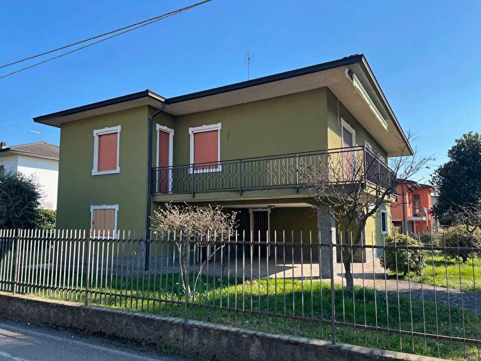 Casa quadrilocale in vendita in Via Vincenzo Bellini Bariano, Bariano