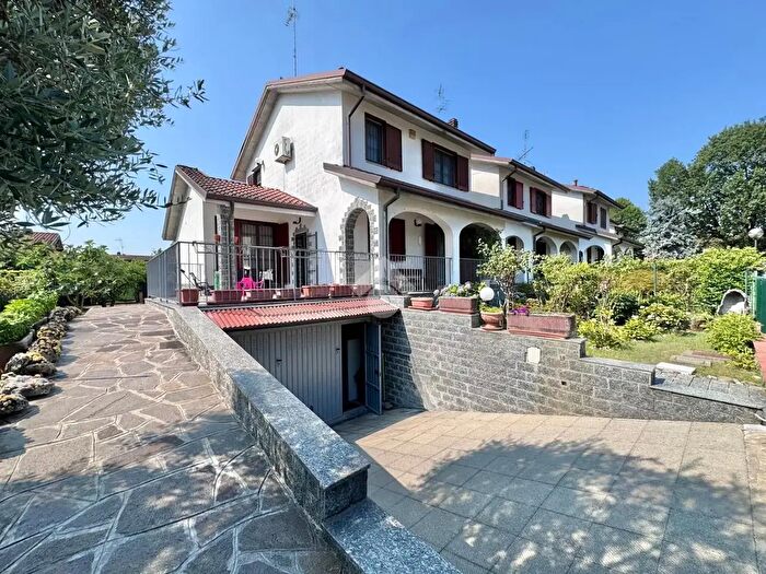 Casa quadrilocale in vendita in Via Aldo Moro, Casarile