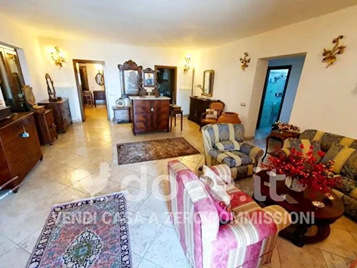 Casa con 6 locali in vendita in Via di Bossona, Montepulciano