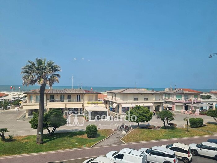 Appartamento con 8 locali in vendita in Via Mentana, Viareggio