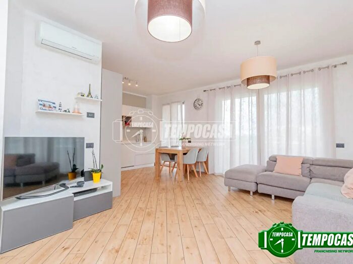 Appartamento trilocale in vendita in Via Cesare Battisti, Pero