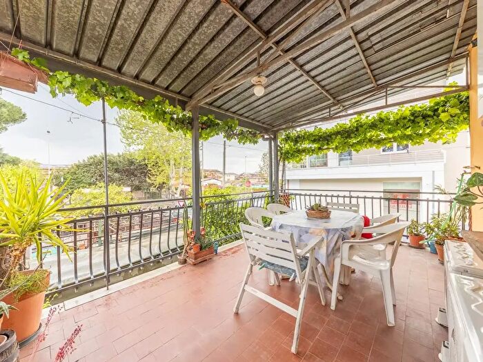 Appartamento trilocale in vendita in Via Callicrate, Roma