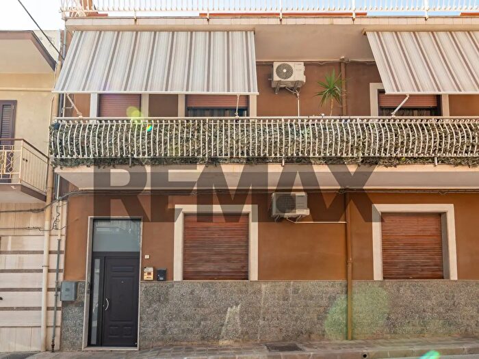 Appartamento con 7 locali in vendita in Via Paolo Motta, Priolo Gargallo