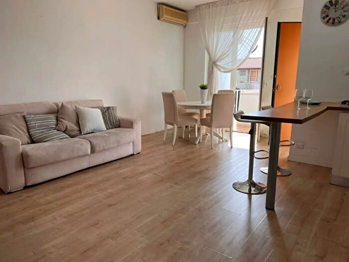 Appartamento bilocale in vendita in Via Vampolieri, Aci Castello