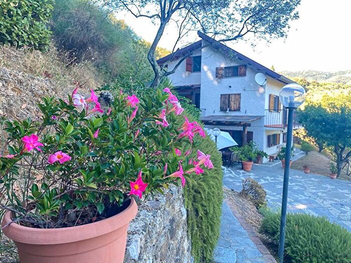 Appartamento con 9 locali in vendita in Fosdinovo