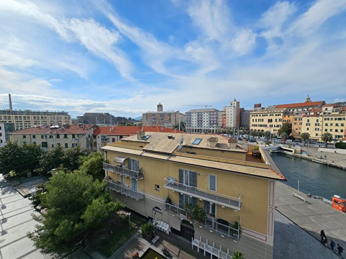 Appartamento quadrilocale in vendita in Largo delle Coffe, Savona