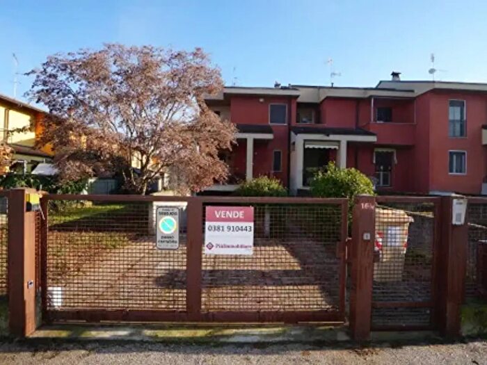 Casa quadrilocale in vendita in Via Giuseppe Garibaldi, Cassolnovo